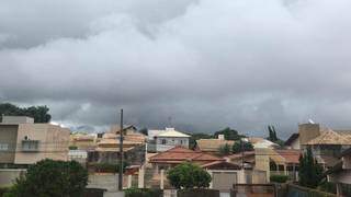 Tarde em Campo Grande foi de céu nublado e ventos fortes. (Foto: Direto das Ruas) 