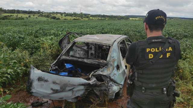 Ve&iacute;culo carregado com maconha pega fogo durante fuga de traficante 
