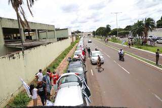 Motoristas e ciclistas se concentram por 2 km em protesto contra Bolsonaro Motoristas e ciclistas se concentram por 2 km em protesto contra Bolsonaro