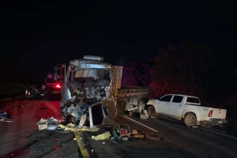 Colisão entre caminhões e Hilux deixa um morto e três feridos na BR-163