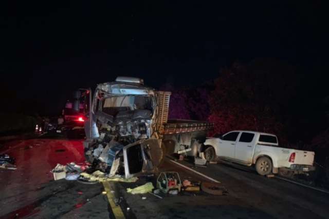 Colisão entre caminhões e Hilux deixa um morto e três feridos na BR-163