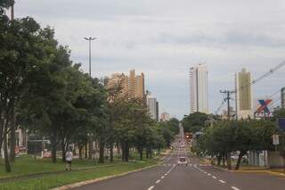 Domingo amanheceu com céu nublado em Campo Grande. (Foto: Paulo Francis)