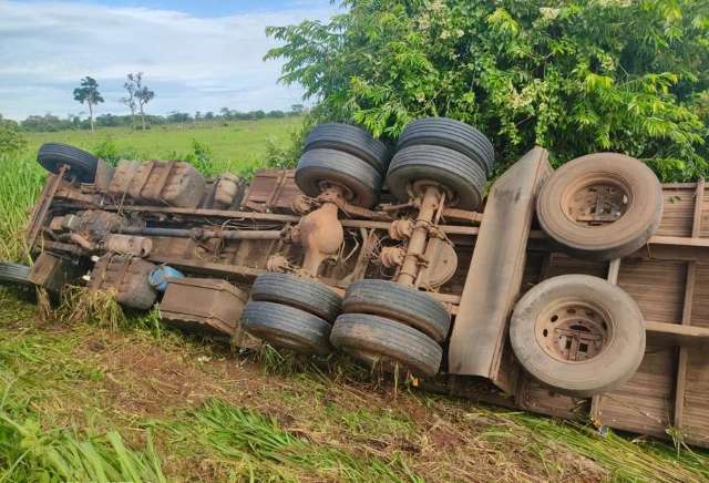 Motorista perde controle de dire&ccedil;&atilde;o em descida e tomba caminh&atilde;o 