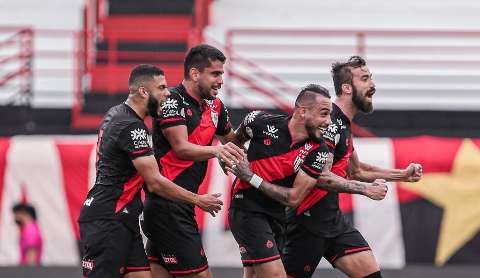 São Paulo se afunda na má fase, perde do Atlético-GO e amplia tabu sem vitórias