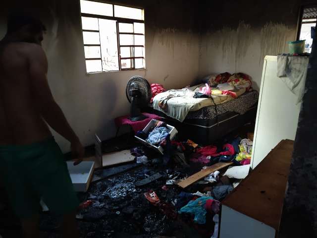 Crian&ccedil;a se esconde em carro para escapar do fogo que destruiu interior de casa