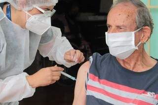 Grupo de risco da covid-19, idosos em asilos foram os primeiros a serem vacinados (Foto: Marcos Maluf/Arquivo)