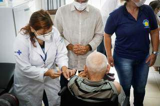 Vacinação de morador do Asilo São João Bosco; agora, idosos que vivem fora de casas de repouso serão vacinados (Foto: Henrique Kawaminami)