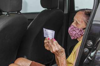Laureana da Conceição Carvalho, 103 anos, foi vacinada dentro do carro (Foto: Silas Lima)