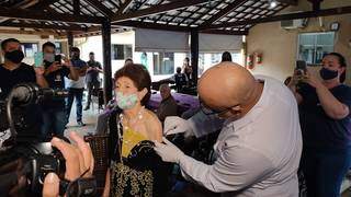 Moradora do Lar do Idoso de Dourados recebe vacina, no dia 19 de janeiro (Foto: Helio de Freitas)