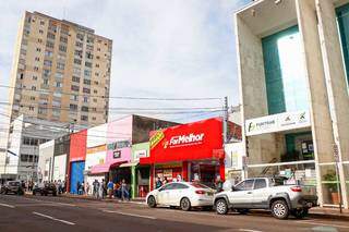 Fila na calçada em busca de atendimento na Funtrab, no Centro da Capital (Foto: Henrique Kawaminami)