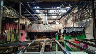 Incêndio atingiu a cozinha e destruiu o cômodo. (Foto: Henrique Kawaminami)