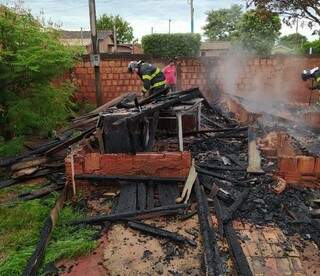 Casa destruída após incêndio; causas estão sendo investigadas (Foto: Jornal da Nova)