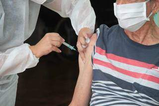Vacina sendo aplica em idoso, na Capital (Foto: Marcos Maluf/Arquivo)