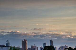 Céu amanheceu com bastante nuvens nesta segunda-feira. (Foto: Henrique Kawaminami)