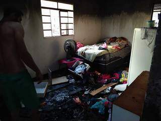 Móveis, eletrodomésticos e roupas foram atingidos pelo fogo (Foto: Ana Paula Chuva)
