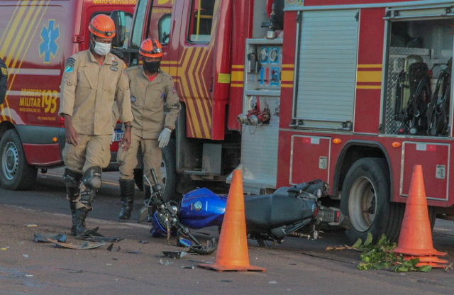 Motociclista fica ferido ao ser atingido por carro em rodovia 