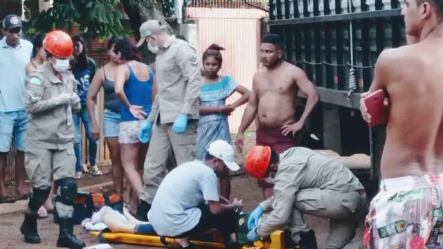 Ciclista tem bra&ccedil;o esmagado ao cair embaixo de caminh&atilde;o boiadeiro