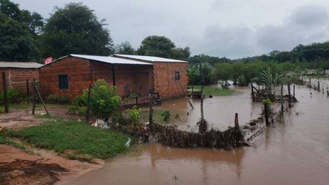 Com chuva recorde, fronteira do Paraguai com MS est&aacute; debaixo d&rsquo;&aacute;gua