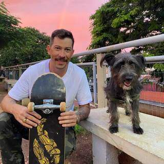 Ap&oacute;s ser adotado, c&atilde;o fica famoso se aventurando em skate e cachoeira