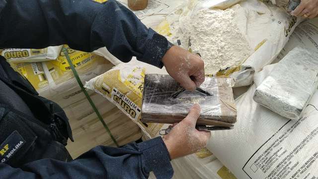 Coca&iacute;na escondida em sacos de farinha de trigo pesa 501 quilos