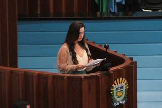 Mara Caseiro discursa na tribuna da Assembleia ao assumir a liderança do governo. (Foto: Marcos Maluf)