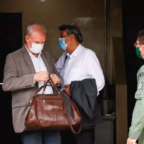 Secret&aacute;rio de Sa&uacute;de pede exonera&ccedil;&atilde;o mas continua no comando da pasta