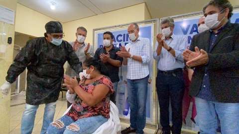 Doses destinadas a idosos acabam e prefeitura suspende vacina&ccedil;&atilde;o