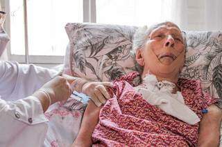 "Ela está mais feliz", diz cuidadora de idosa vacinada contra covid em casa "Ela está mais feliz", diz cuidadora de idosa vacinada contra covid em casa