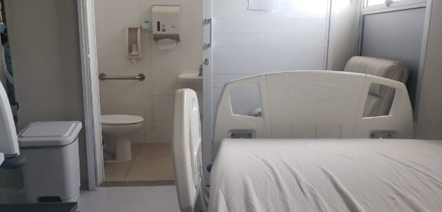 Escolta d&aacute; bobeira, preso entra no banheiro, troca de roupa e foge de hospital 
