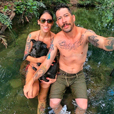 Após ser adotado, cão fica famoso se aventurando em skate e cachoeira