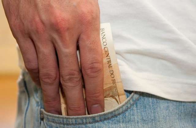 Sal&aacute;rio de servidores est&aacute; dispon&iacute;vel e injeta R$ 419 milh&otilde;es na economia de MS