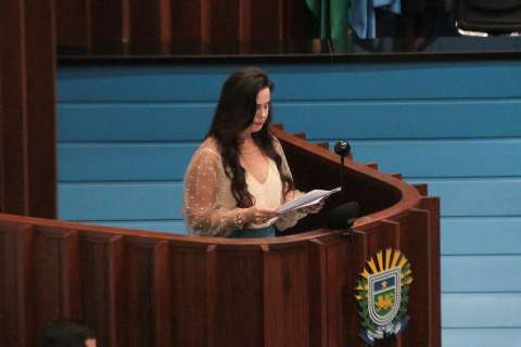 Única mulher, Mara vira lider do governo e usa poema para defender diálogo