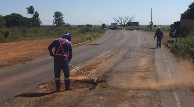 Perto de cobrar ped&aacute;gio, pista da MS-306 tem velhos problemas