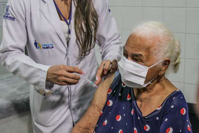 Esperando 4&deg; lote, prefeitura adianta em 15 dias vacina&ccedil;&atilde;o de idosos