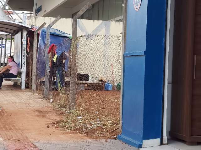 &ldquo;Puxadinho&rdquo; de lona entre lojas exp&otilde;e problema antigo no Centro