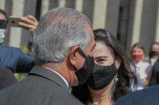 Mara (de máscara preta) agradeceu a confiança do governador Reinaldo Azambuja (em primeiro plano). (Foto: Marcos Maluf)