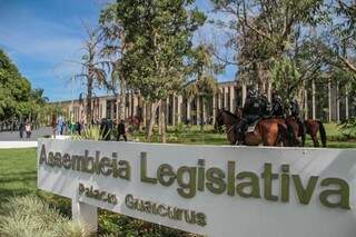Assembleia segue fechada ao p&uacute;blico &ldquo;em respeito &agrave; ci&ecirc;ncia&rdquo;, diz Paulo Corr&ecirc;a 