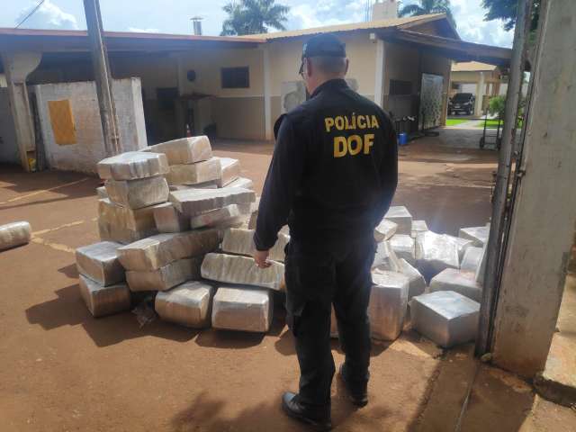 Caminh&atilde;o-ba&uacute; transportava 3,4 toneladas de maconha em meio &agrave; garrafas de &aacute;gua