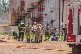 Vítima enquanto era socorrida pelos bombeiros (Marcos Maluf) 