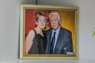 Fotografia que fica no administrativo da escola mostra Claudinea ao lado do marido Plínio. (Foto: Silas Lima)