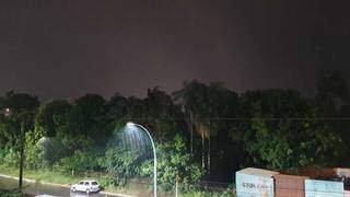 Ap&oacute;s dia de &quot;calor&atilde;o&quot;, chuva chega com trovoadas em v&aacute;rios bairros da Capital