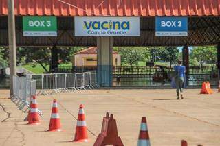 Ginásio do Parque Olímpico Ayrton Senna, em Campo Grande, onde campanha de vacinação tem sido feita (Foto: Marcos Maluf)