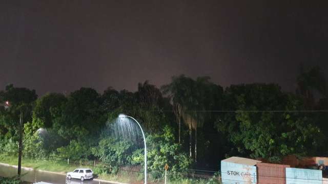 Ap&oacute;s dia de &quot;calor&atilde;o&quot;, chuva chega com trovoadas em v&aacute;rios bairros da Capital