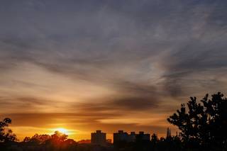 Sol nascendo em Campo Grande no início da manhã desta quarta-feira. (Foto: Henrique Kawaminami)