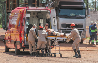 Passageiro foi socorrido pelo Corpo de Bombeiros à Santa Casa (Foto: Marcos Maluf)