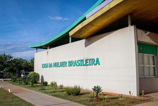 Mulher apanha de ex com capacete ao tentar impedir agress&atilde;o em atual namorado