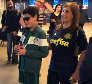 M&atilde;e que narra jogos ao filho &eacute; convidade pela FIfa para levar menino ao Mundial