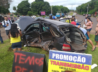 O carro que as vítimas ocupavam ficou totalmente destruído (Foto: Direto das Ruas)