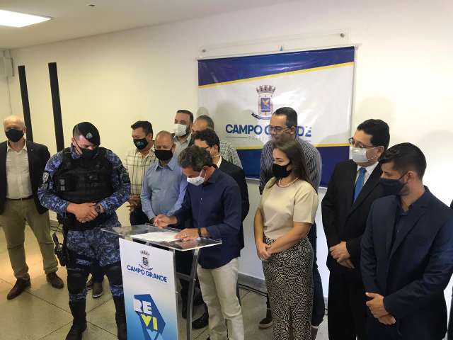 Prefeito assina decreto e 533 guardas municipais recebem promo&ccedil;&atilde;o