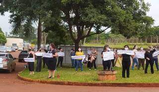 Profissionais de saúde do HU de Dourados em protesto por vacina, hoje de manhã (Foto: Direto das Ruas)